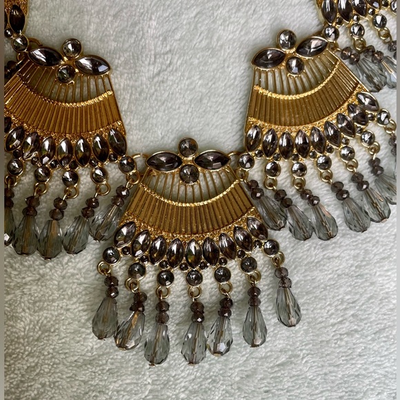 ⭐️HP⭐️Francesca’s Gold Neckalcae with Five Fan Shaped Charms with Blue Crystals - Picture 3 of 8